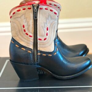 New in box Lucchese Women’s Ash Leather Black/Cream zip booties size 7.5